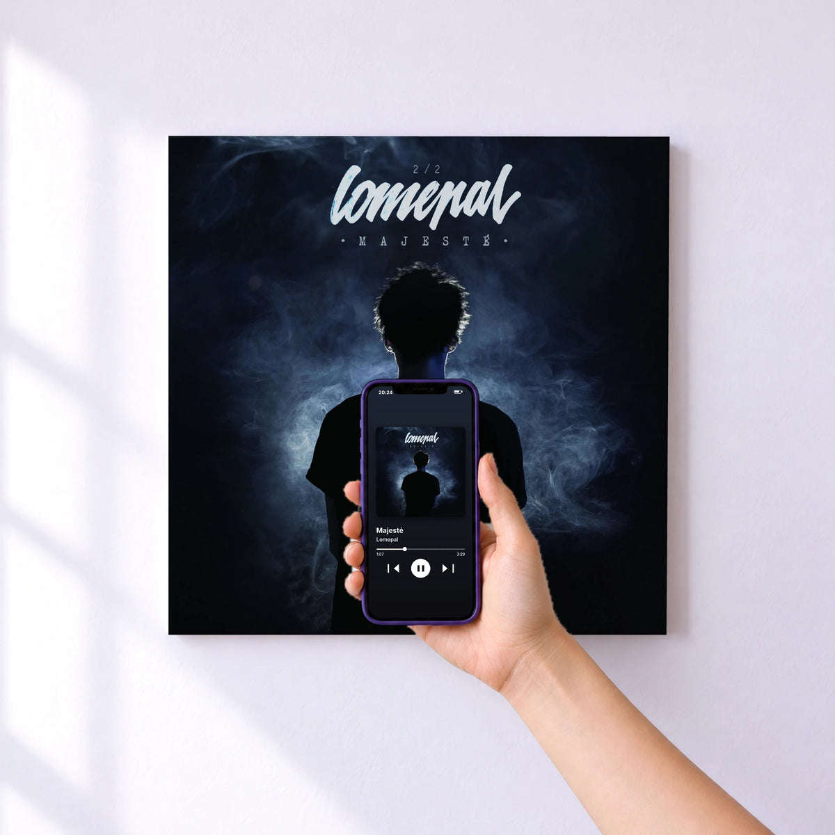 Affiche connectée Majesté de Lomepal au mur : l'album se lance en approchant le téléphone