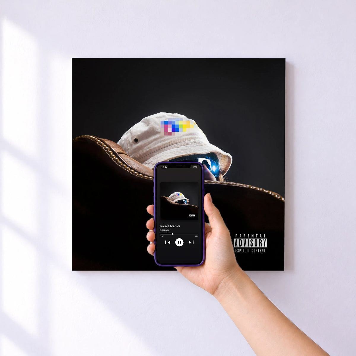 Affiche connectée Rien à branler de Lorenzo au mur : l'album se lance en approchant le téléphone