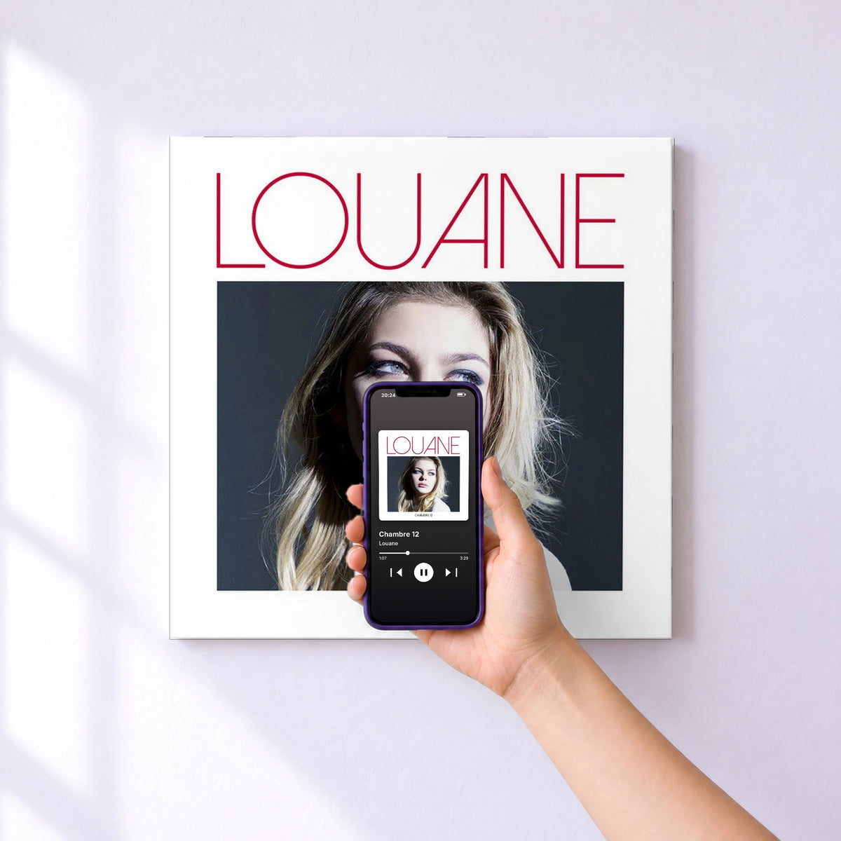 Affiche connectée Chambre 12 de Louane au mur : l'album se lance en approchant le téléphone