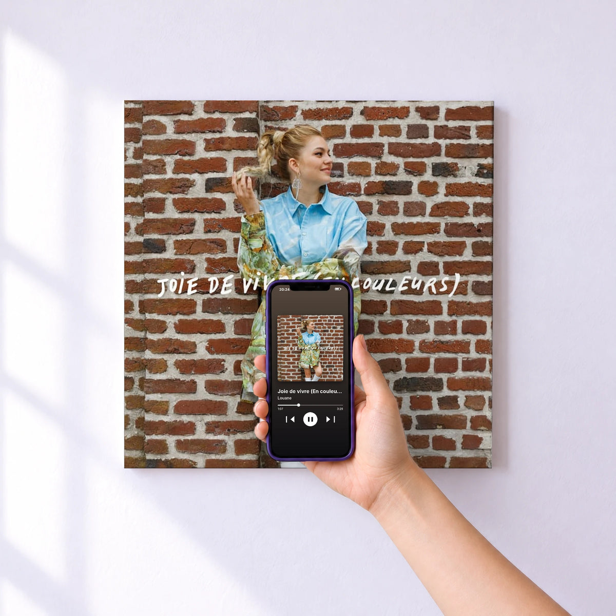 Affiche connectée Joie de vivre (En couleurs) de Louane au mur : l'album se lance en approchant le téléphone