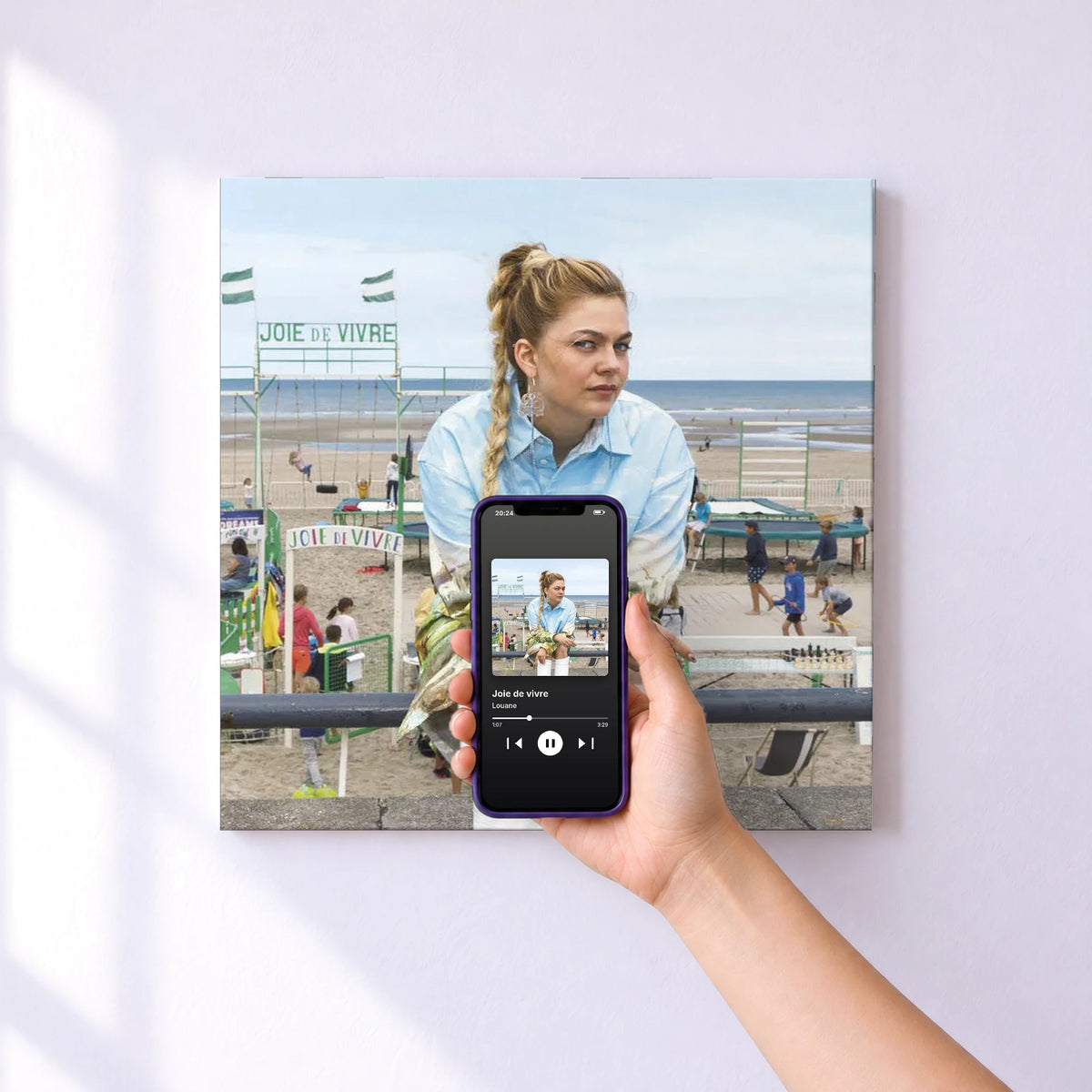 Affiche connectée Joie de vivre de Louane au mur : l'album se lance en approchant le téléphone