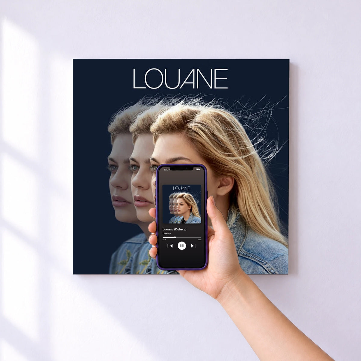 Affiche connectée Louane (Deluxe) de Louane au mur : l'album se lance en approchant le téléphone