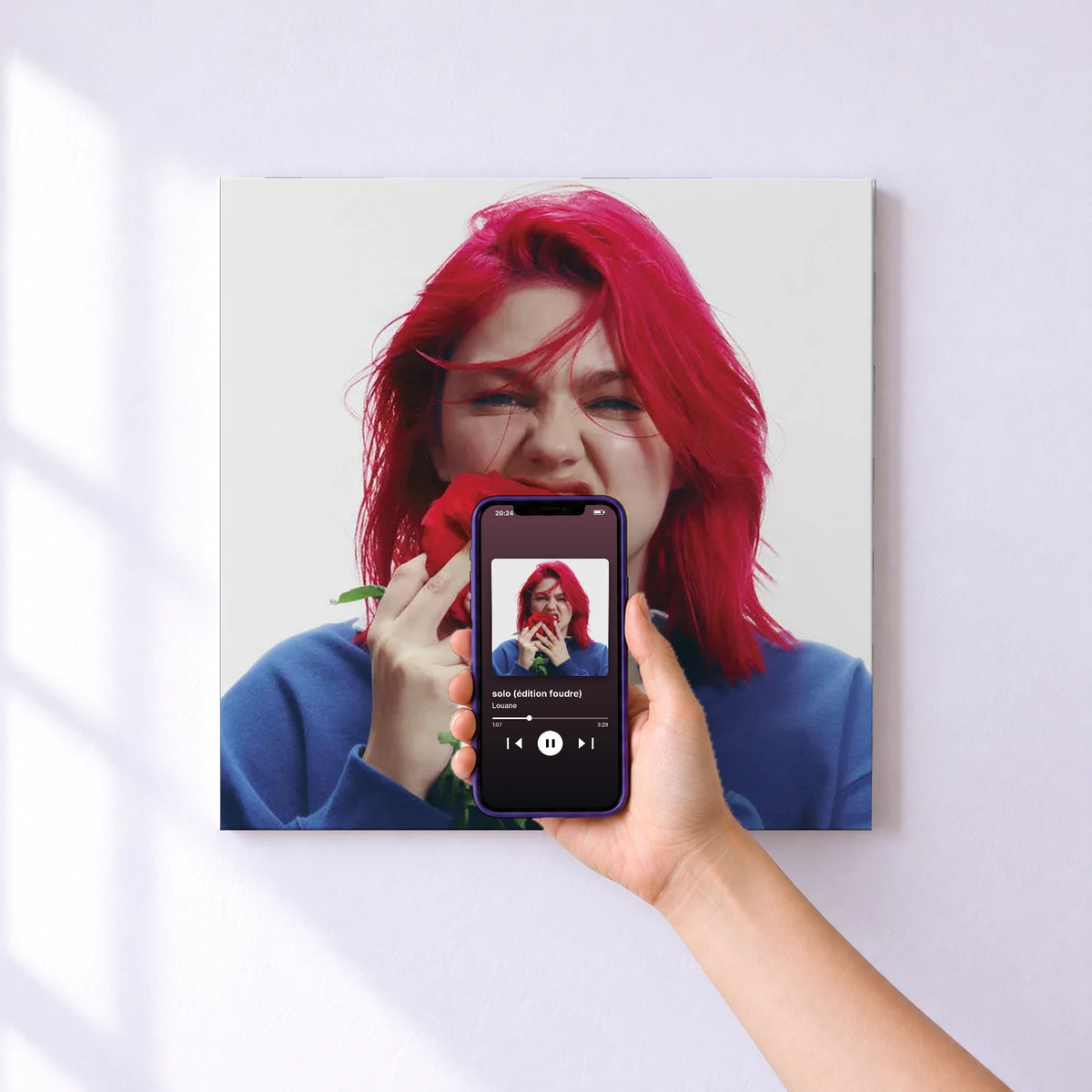 Affiche connectée solo (édition foudre) de Louane au mur : l'album se lance en approchant le téléphone