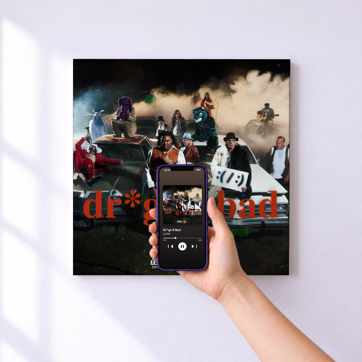 Affiche connectée Dr*gs R Bad de LUCKI au mur : l'album se lance en approchant le téléphone