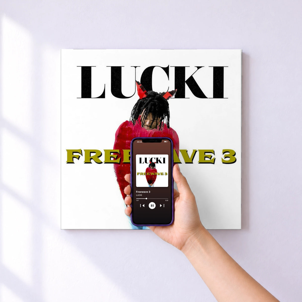 Affiche connectée Freewave 3 de LUCKI au mur : l'album se lance en approchant le téléphone
