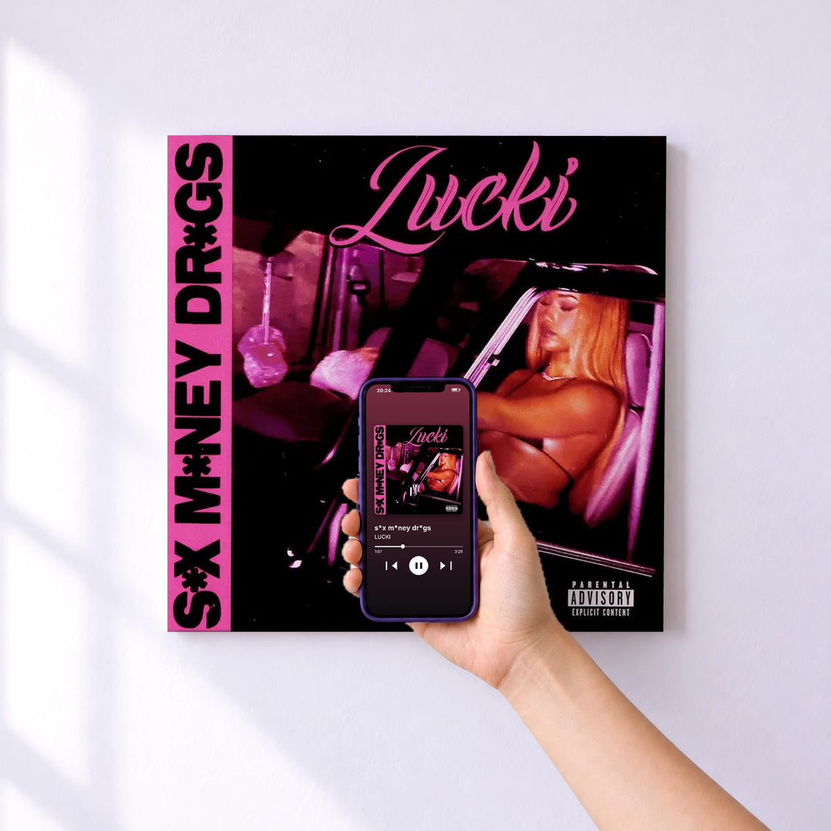 Affiche connectée s*x m*ney dr*gs de LUCKI au mur : l'album se lance en approchant le téléphone