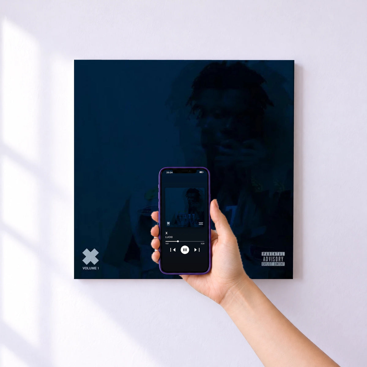 Affiche connectée X de LUCKI au mur : l'album se lance en approchant le téléphone
