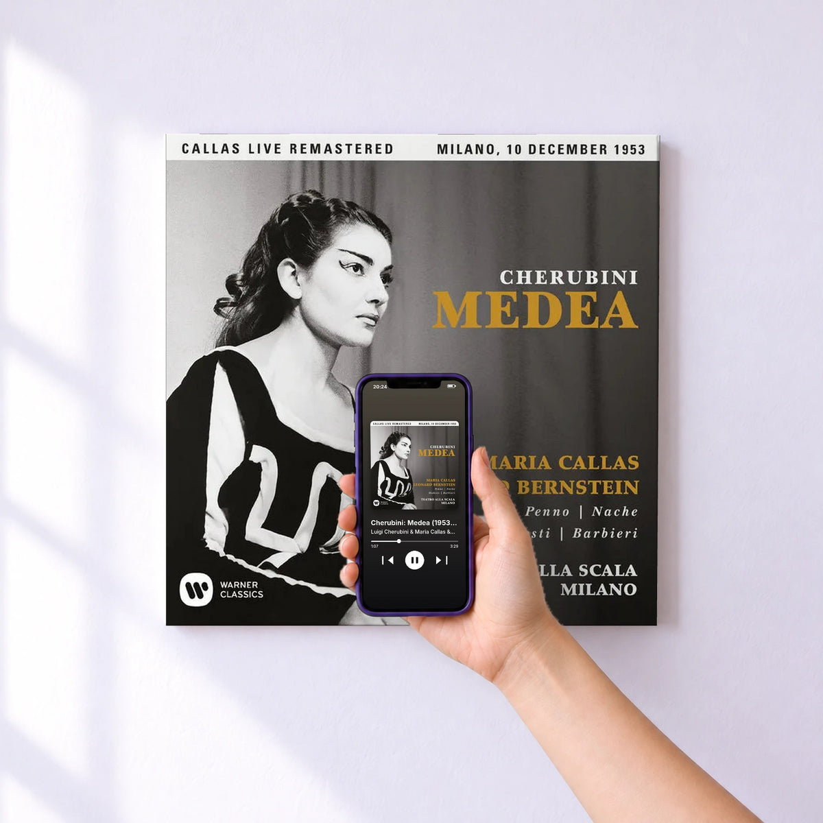 Affiche connectée Cherubini: Medea (1953 - Milan) - Callas Live Remastered de Luigi Cherubini & Maria Callas & Leonard Bernstein au mur : l'album se lance en approchant le téléphone