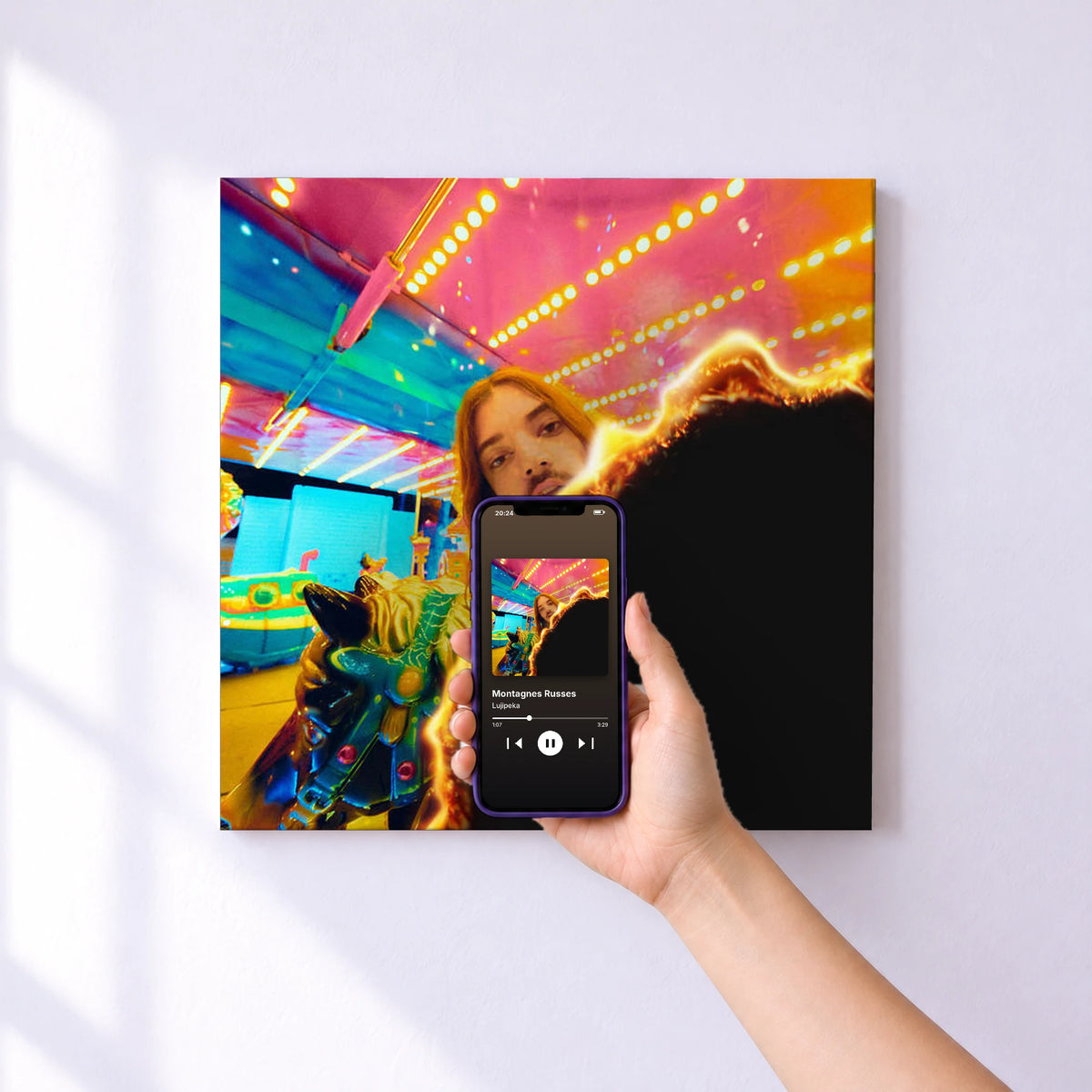 Affiche connectée Montagnes Russes de Lujipeka au mur : l'album se lance en approchant le téléphone