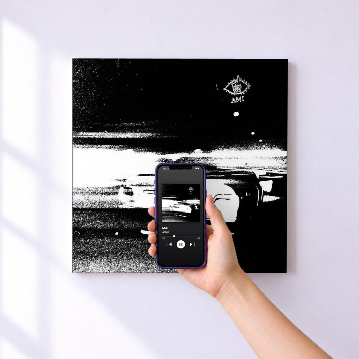 Affiche connectée AMI de Luther au mur : l'album se lance en approchant le téléphone