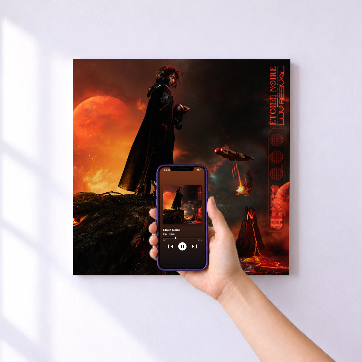 Affiche connectée Etoile Noire de Luv Resval au mur : l'album se lance en approchant le téléphone