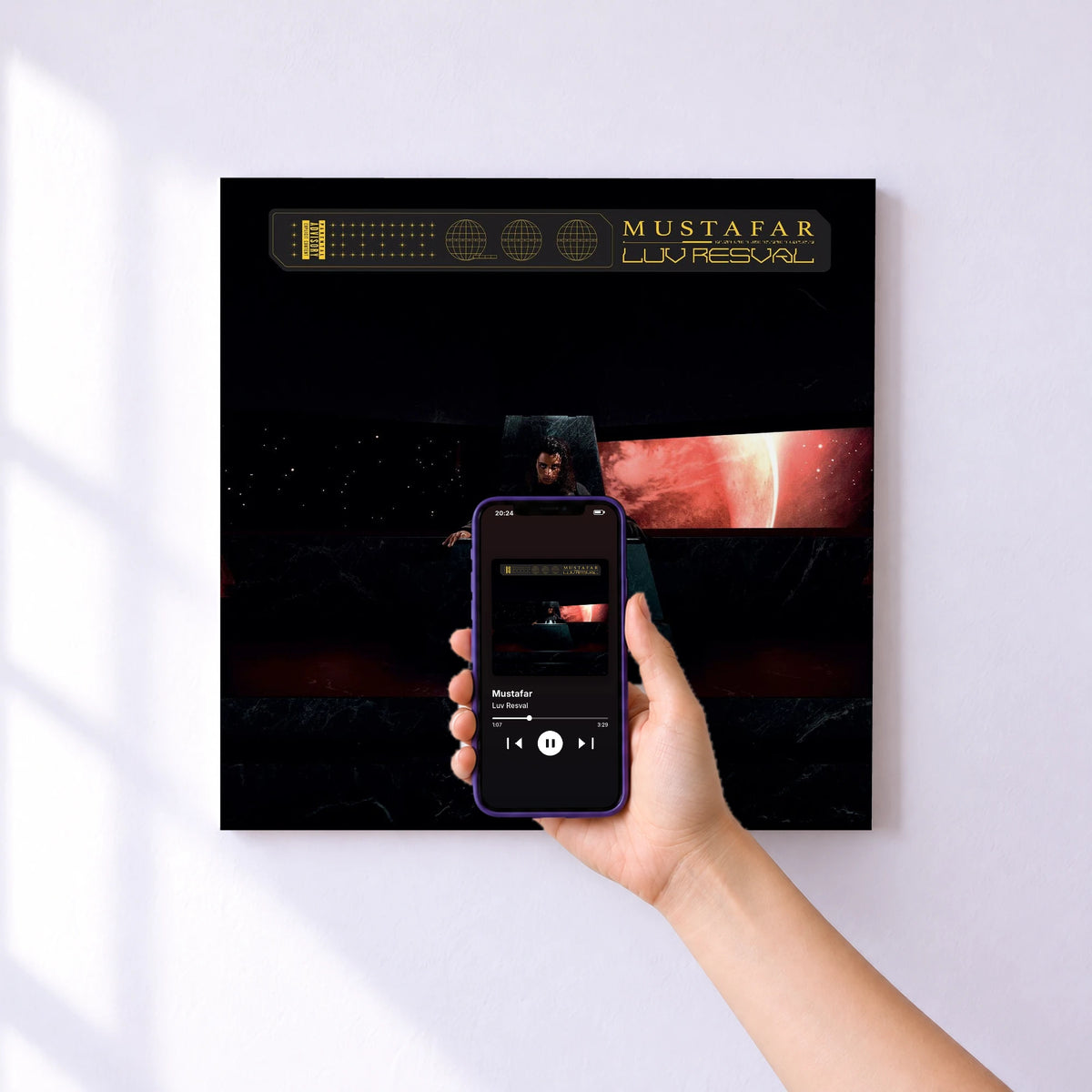 Affiche connectée Mustafar de Luv Resval au mur : l'album se lance en approchant le téléphone