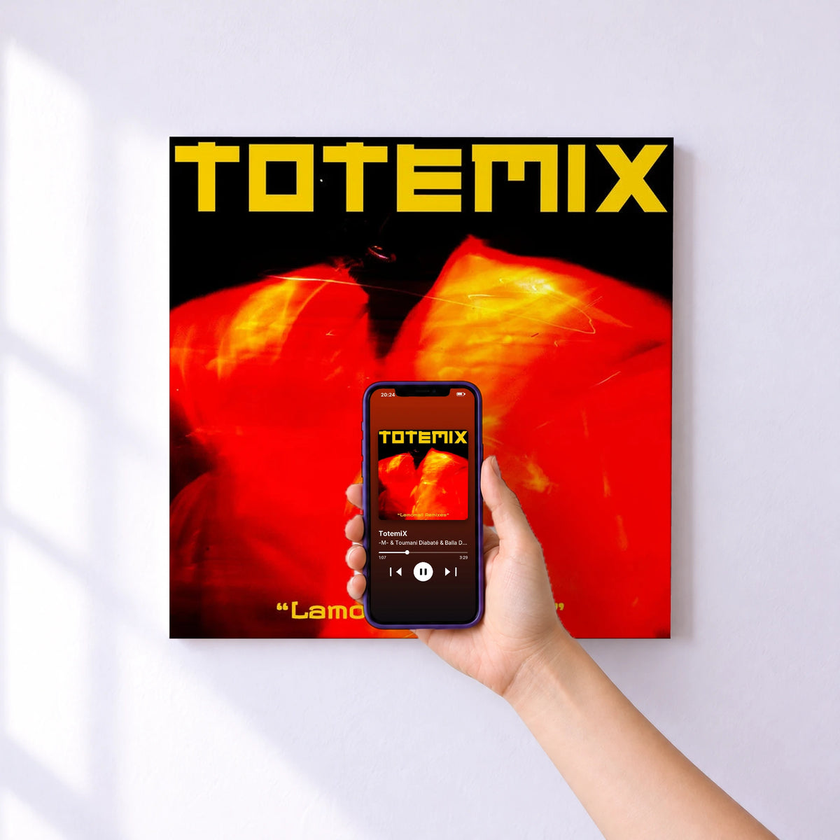 Affiche connectée TotemiX de -M- & Toumani Diabaté & Balla Diabaté & Lamomali au mur : l'album se lance en approchant le téléphone