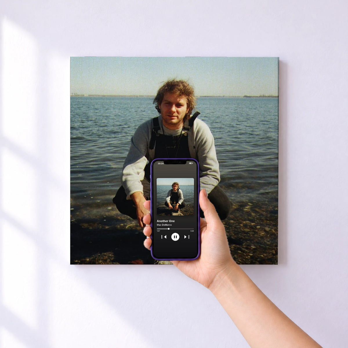 Affiche connectée Another One de Mac DeMarco au mur : l'album se lance en approchant le téléphone