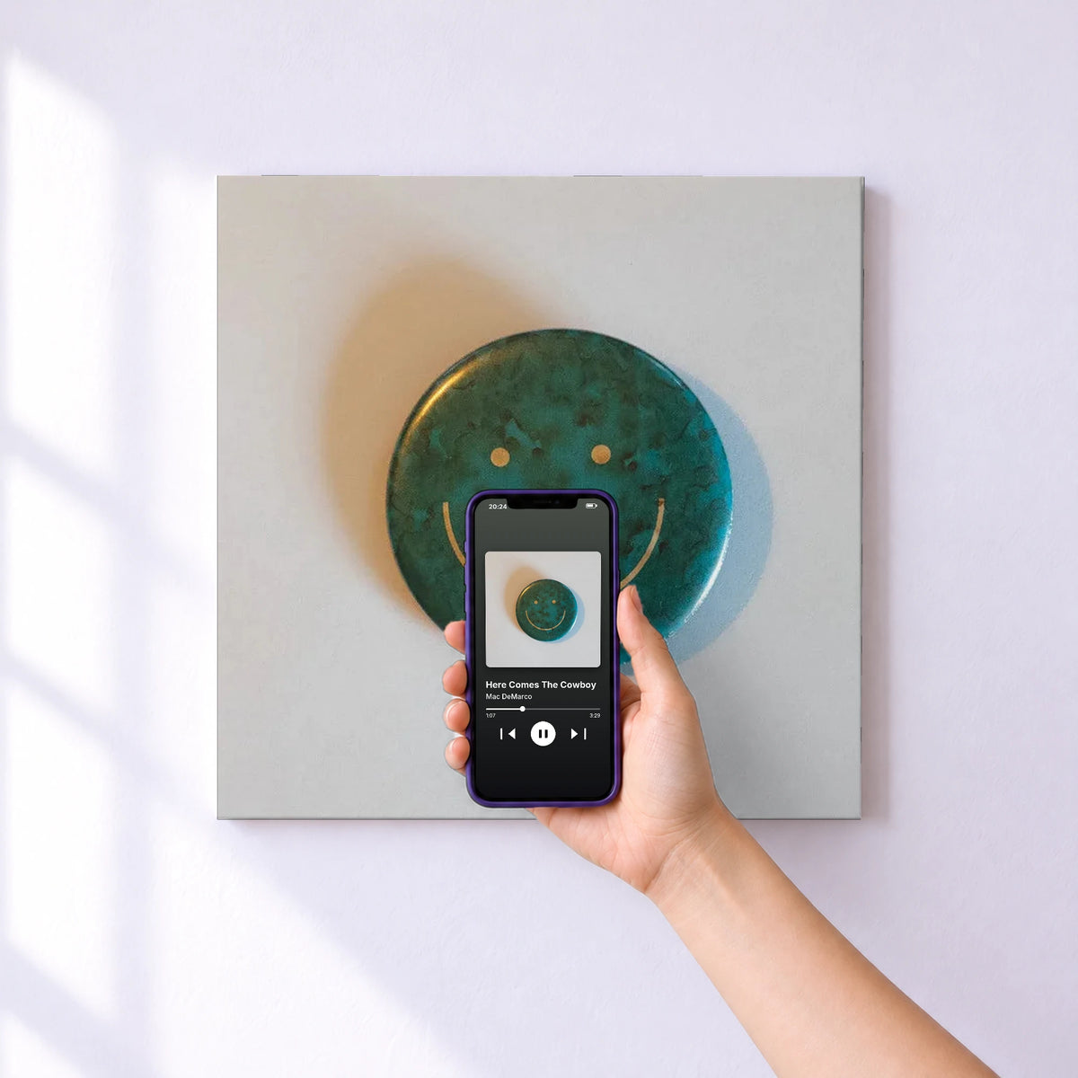 Affiche connectée Here Comes The Cowboy de Mac DeMarco au mur : l'album se lance en approchant le téléphone