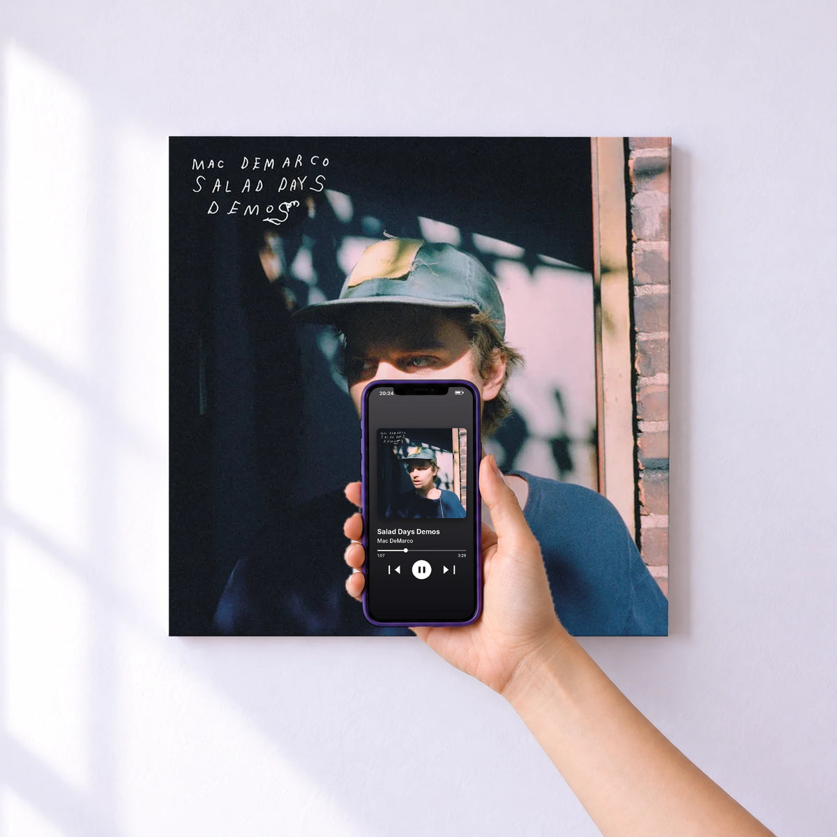 Affiche connectée Salad Days Demos de Mac DeMarco au mur : l'album se lance en approchant le téléphone