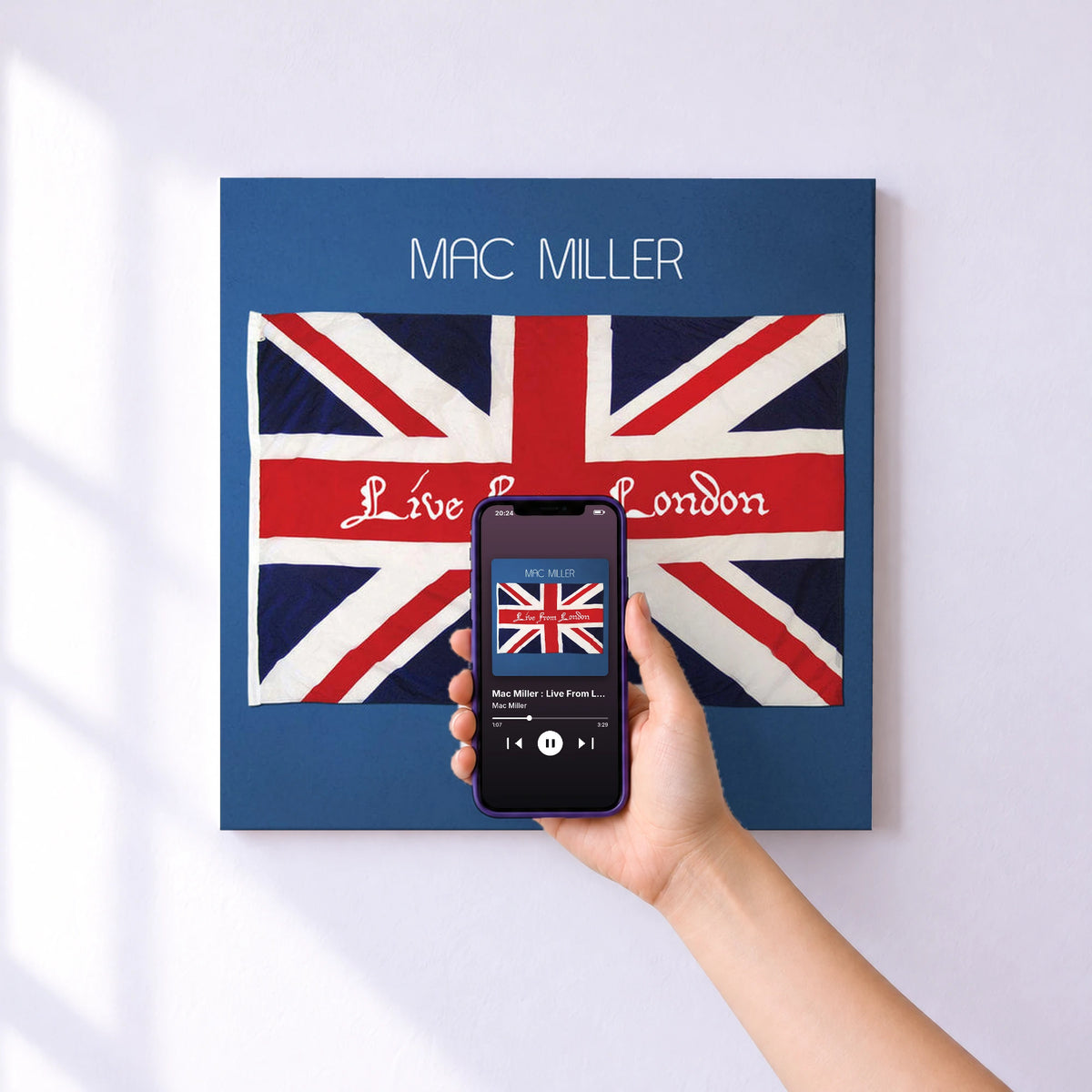 Affiche connectée Mac Miller : Live From London (With The Internet) de Mac Miller au mur : l'album se lance en approchant le téléphone