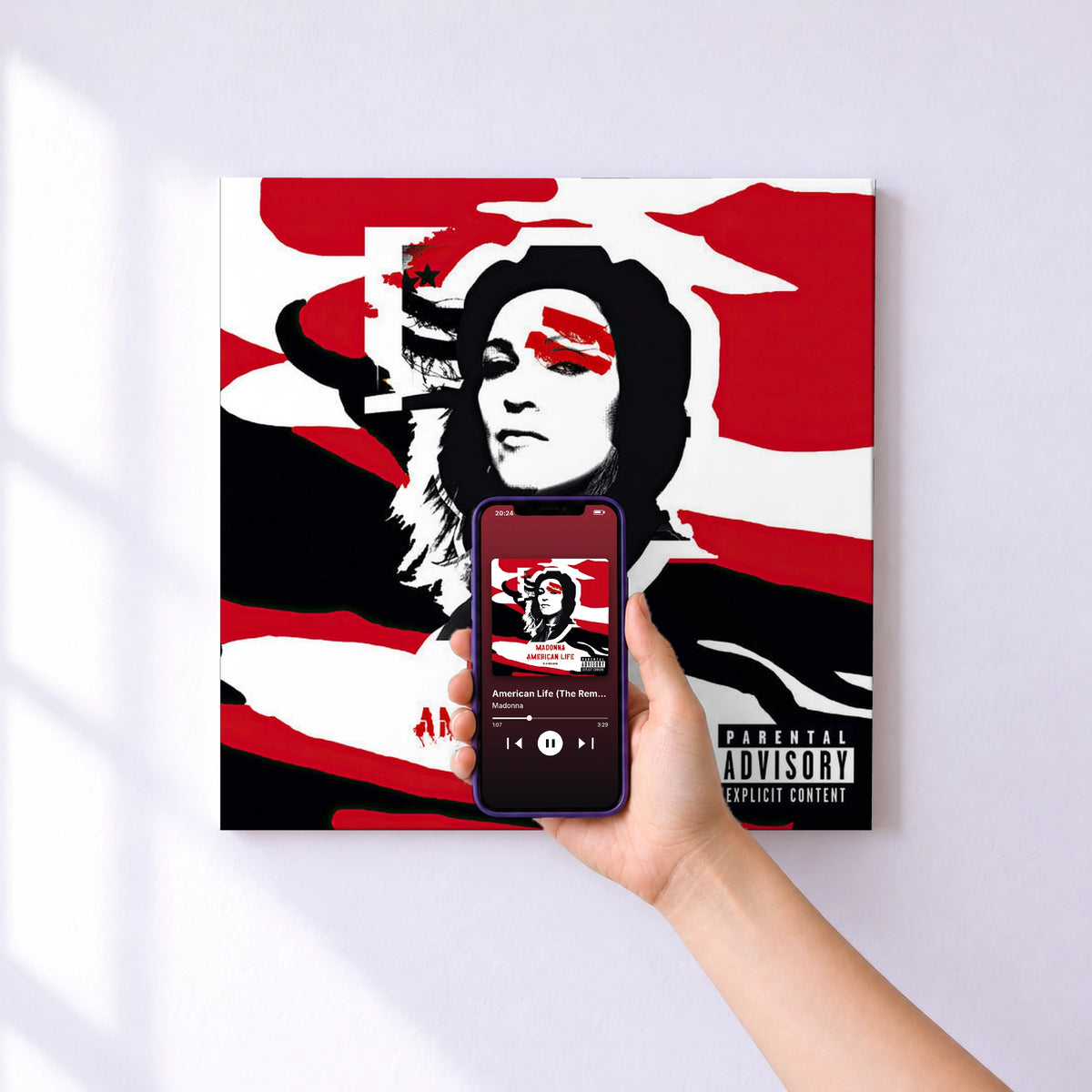 Affiche connectée American Life (The Remixes) de Madonna au mur : l'album se lance en approchant le téléphone