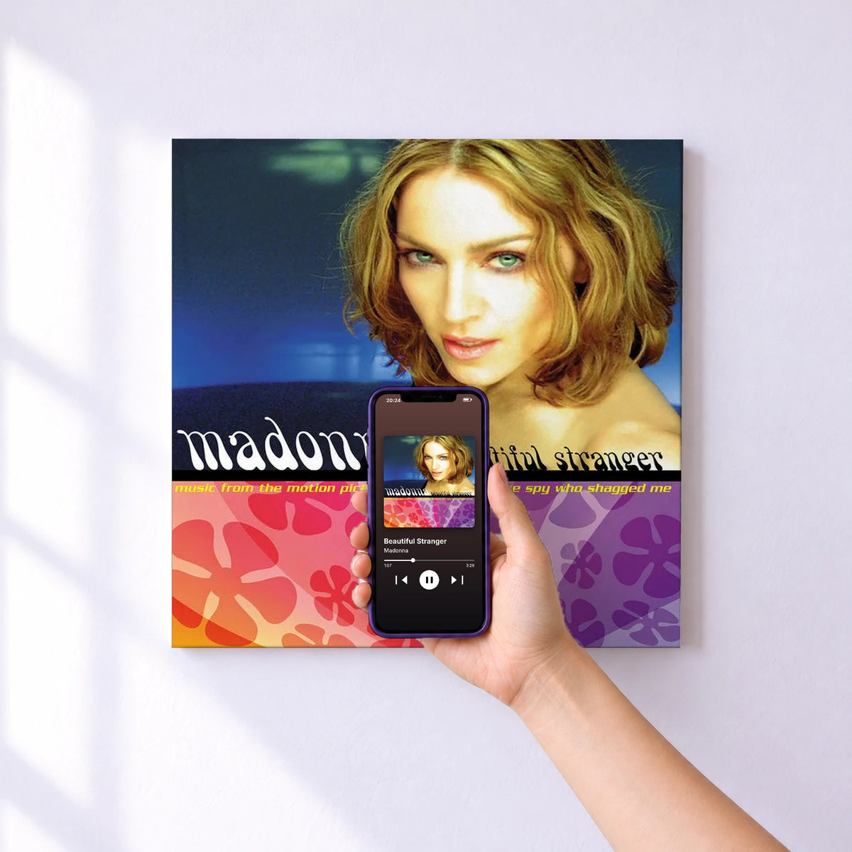 Affiche connectée Beautiful Stranger de Madonna au mur : l'album se lance en approchant le téléphone