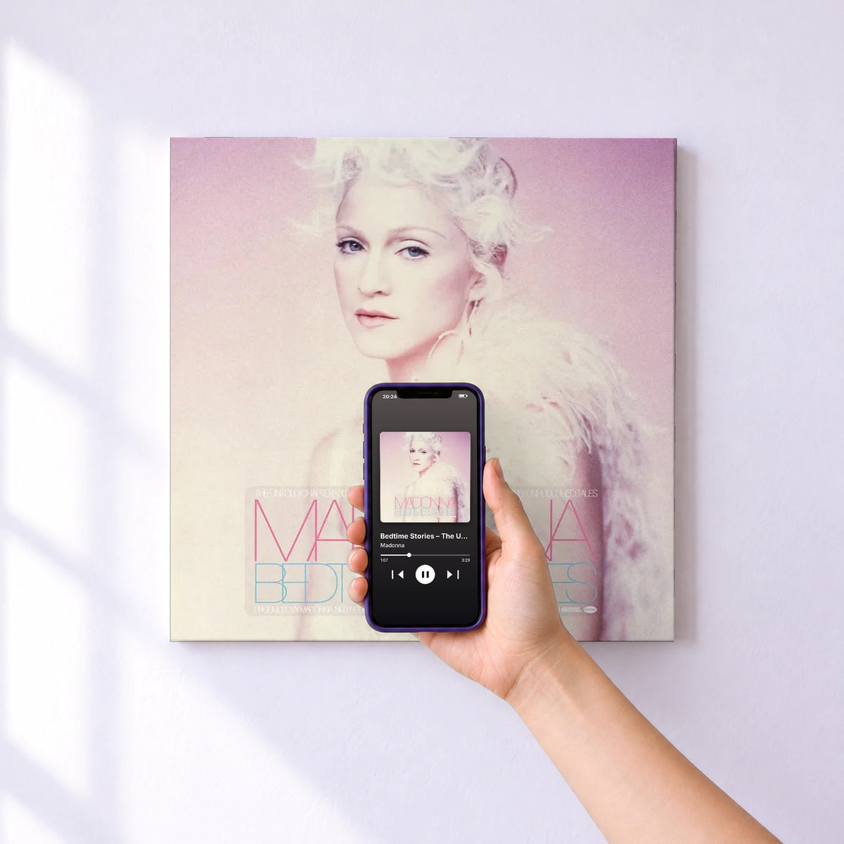 Affiche connectée Bedtime Stories – The Untold Chapter de Madonna au mur : l'album se lance en approchant le téléphone