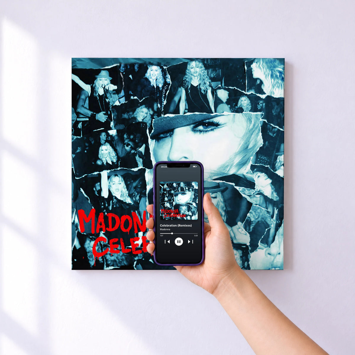 Affiche connectée Celebration (Remixes) de Madonna au mur : l'album se lance en approchant le téléphone
