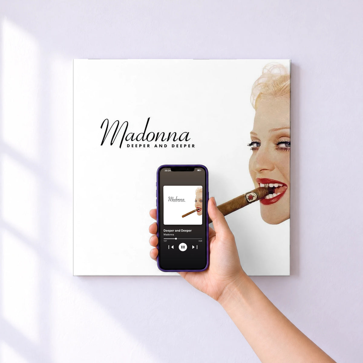 Affiche connectée Deeper and Deeper de Madonna au mur : l'album se lance en approchant le téléphone