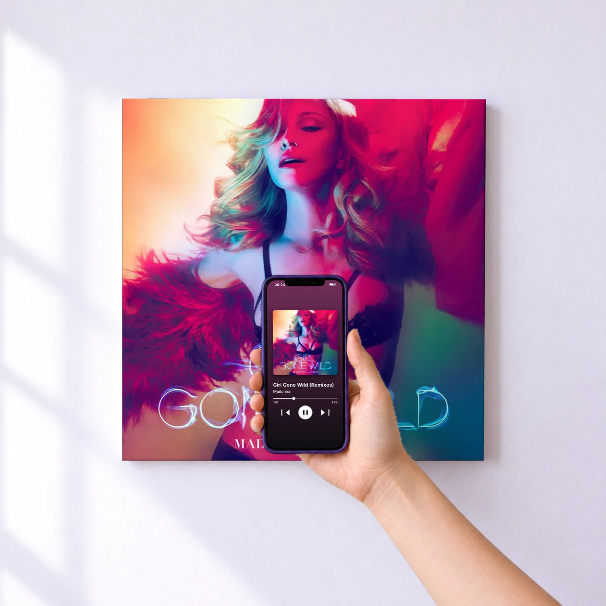 Affiche connectée Girl Gone Wild (Remixes) de Madonna au mur : l'album se lance en approchant le téléphone