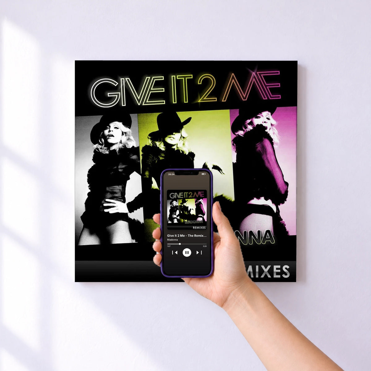 Affiche connectée Give It 2 Me - The Remixes de Madonna au mur : l'album se lance en approchant le téléphone