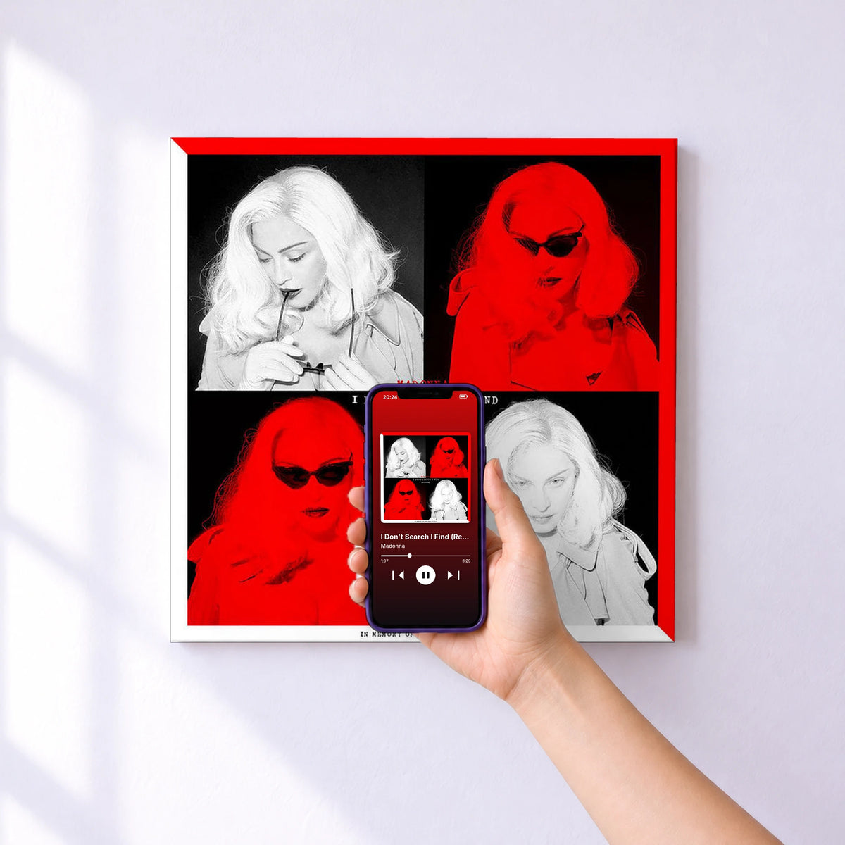 Affiche connectée I Don't Search I Find (Remixes) de Madonna au mur : l'album se lance en approchant le téléphone