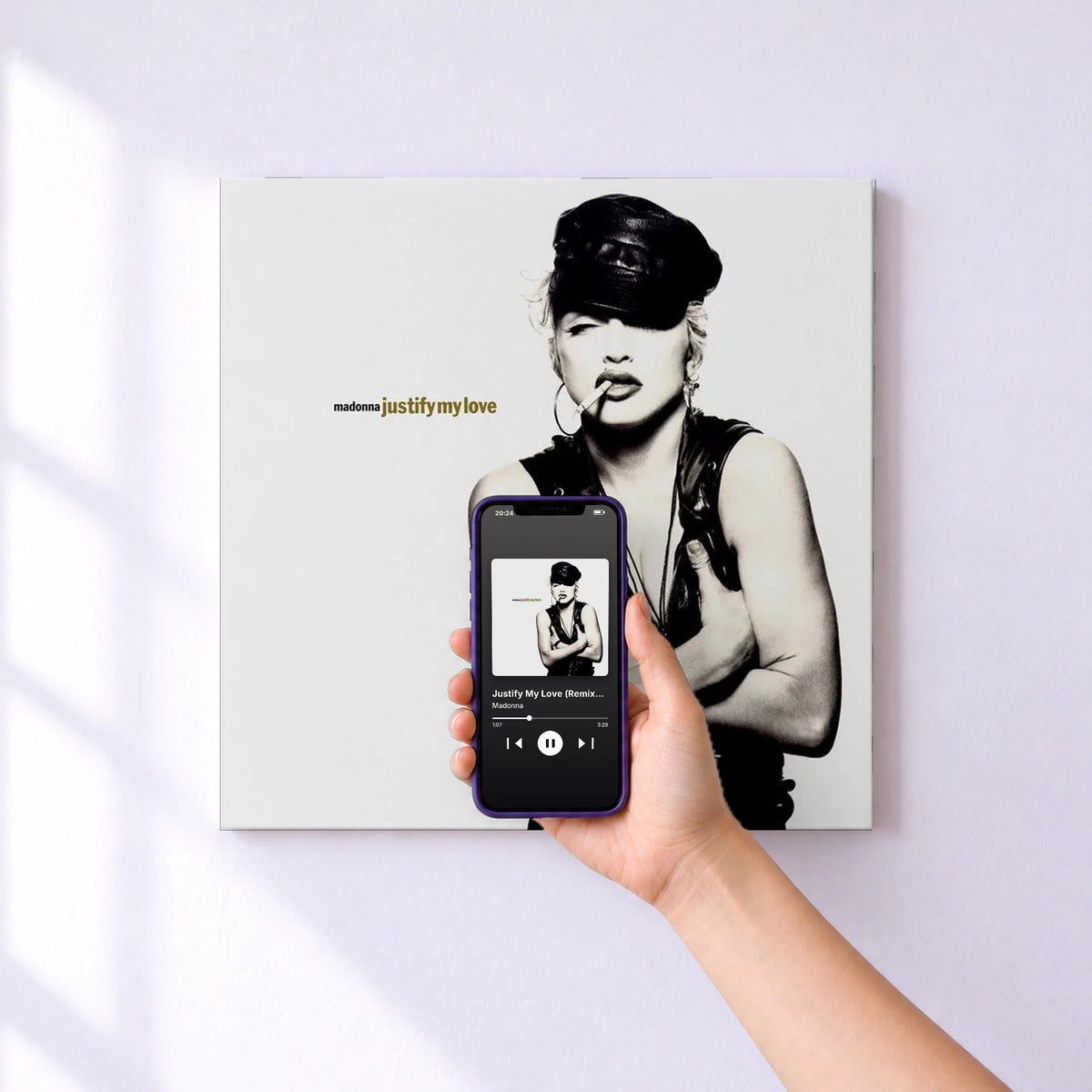 Affiche connectée Justify My Love (Remixes) de Madonna au mur : l'album se lance en approchant le téléphone