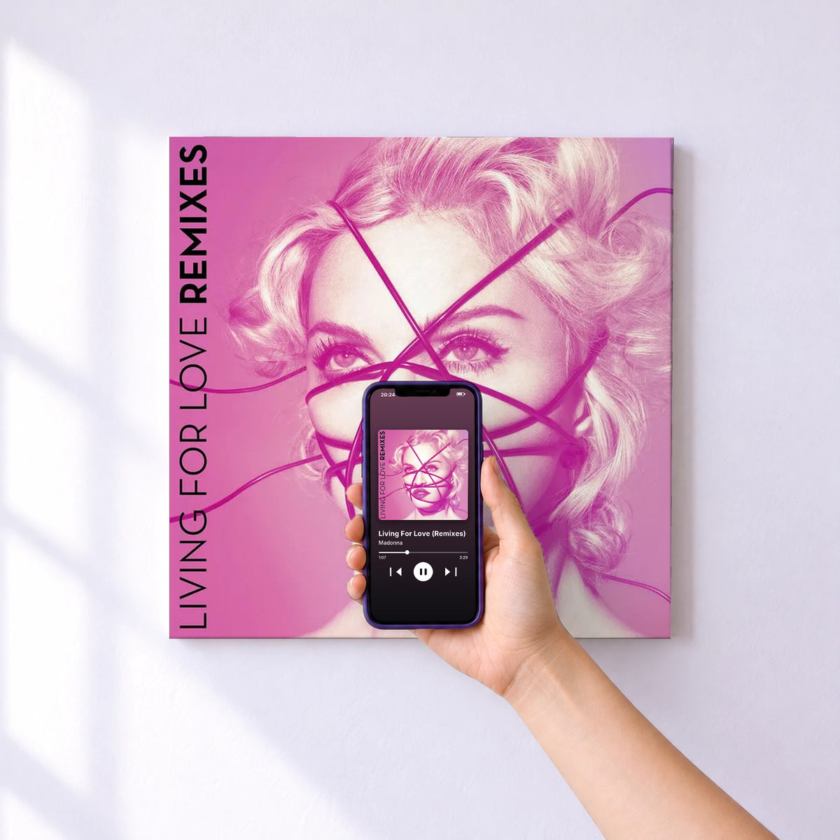 Affiche connectée Living For Love (Remixes) de Madonna au mur : l'album se lance en approchant le téléphone