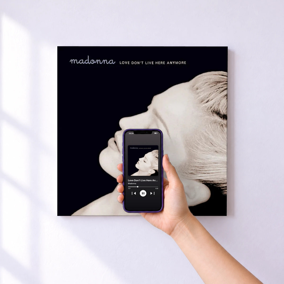 Affiche connectée Love Don't Live Here Anymore (Remixes) de Madonna au mur : l'album se lance en approchant le téléphone