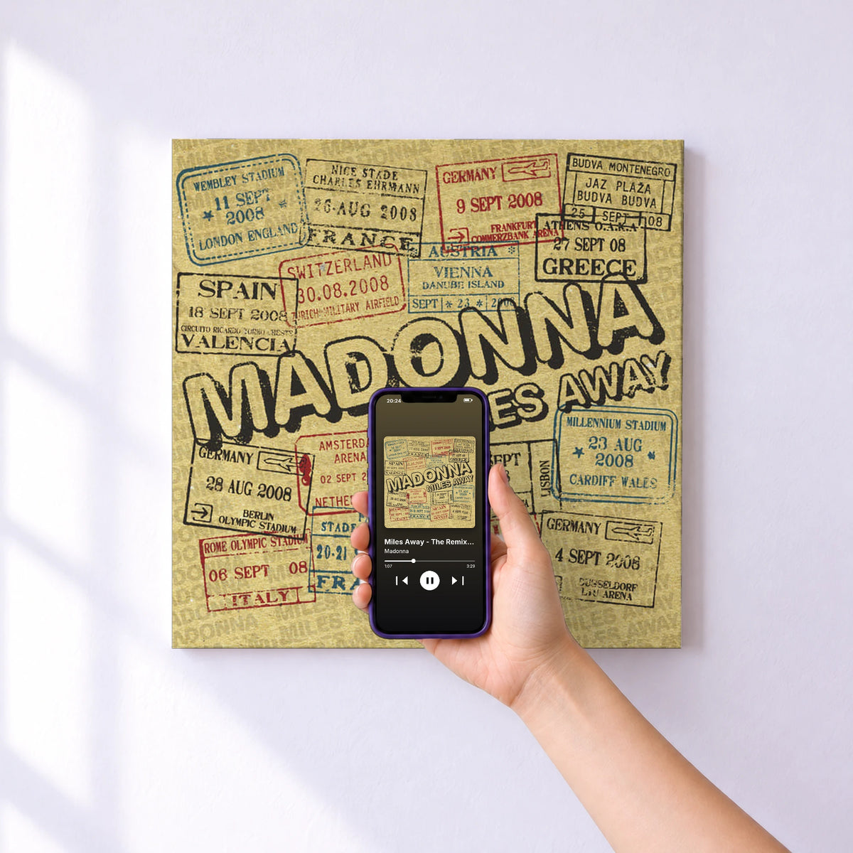 Affiche connectée Miles Away - The Remixes de Madonna au mur : l'album se lance en approchant le téléphone