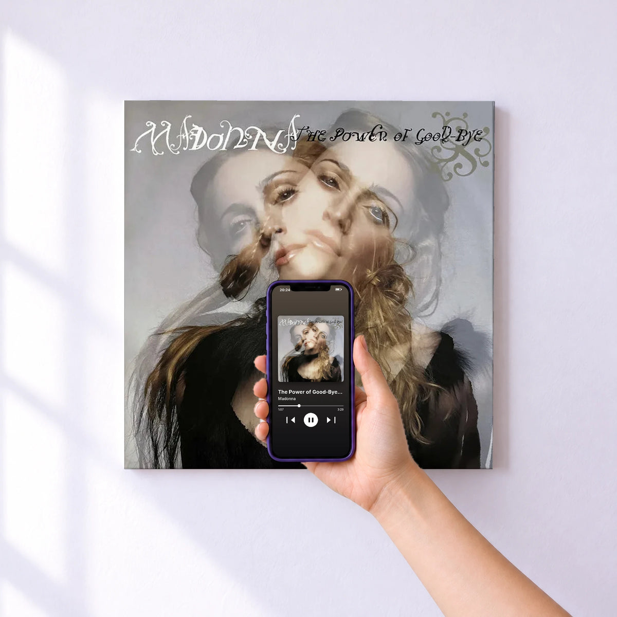 Affiche connectée The Power of Good-Bye (Remixes) de Madonna au mur : l'album se lance en approchant le téléphone