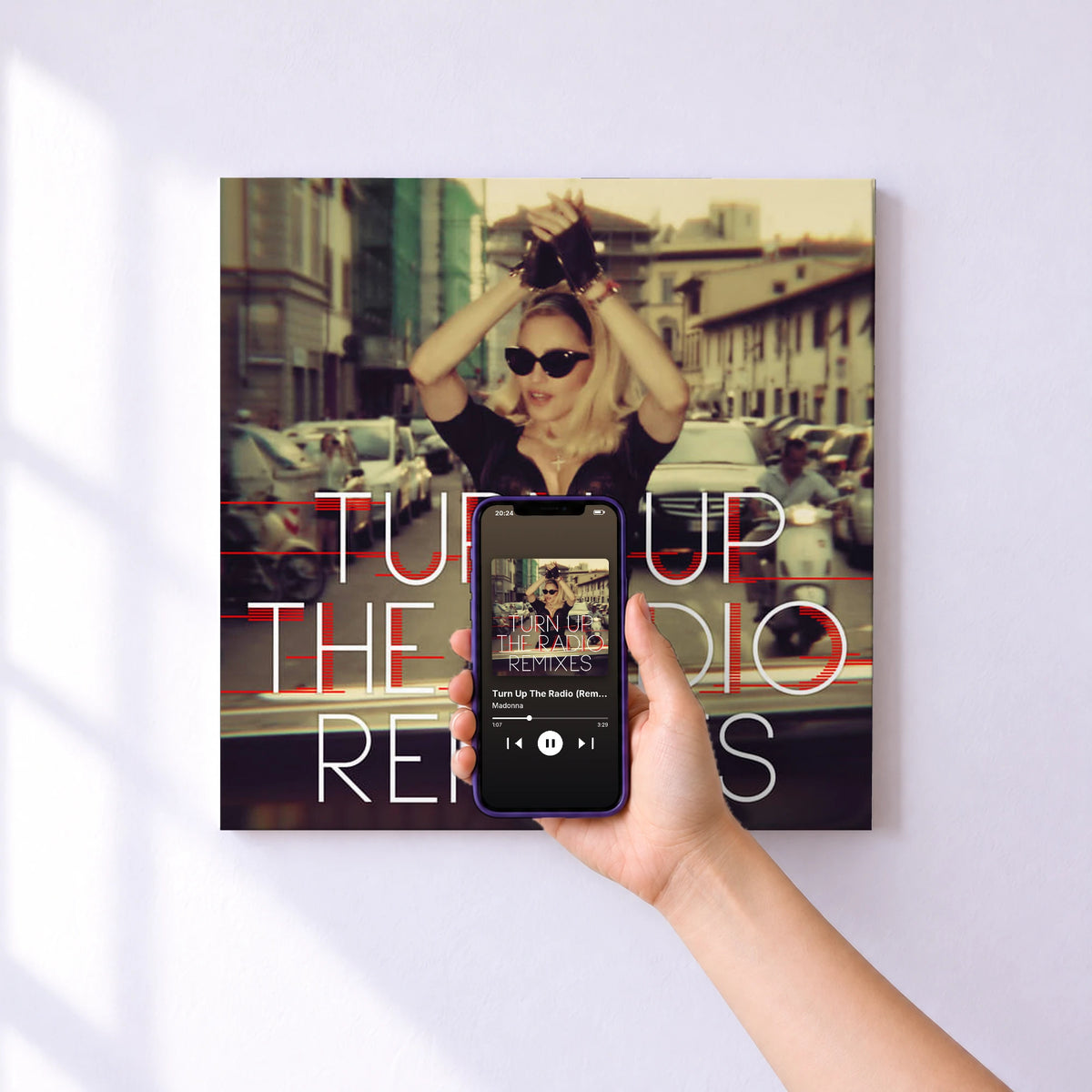 Affiche connectée Turn Up The Radio (Remixes) de Madonna au mur : l'album se lance en approchant le téléphone