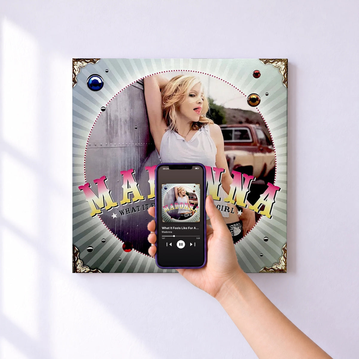 Affiche connectée What It Feels Like For A Girl de Madonna au mur : l'album se lance en approchant le téléphone