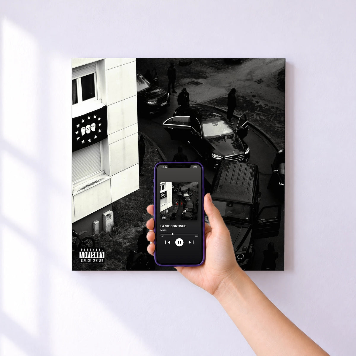 Affiche connectée LA VIE CONTINUE de Maes au mur : l'album se lance en approchant le téléphone