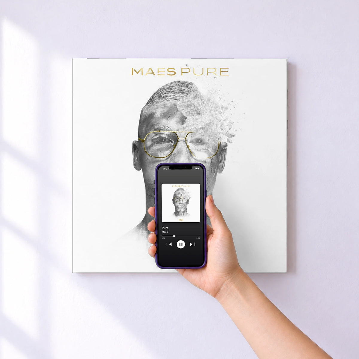 Affiche connectée Pure de Maes au mur : l'album se lance en approchant le téléphone