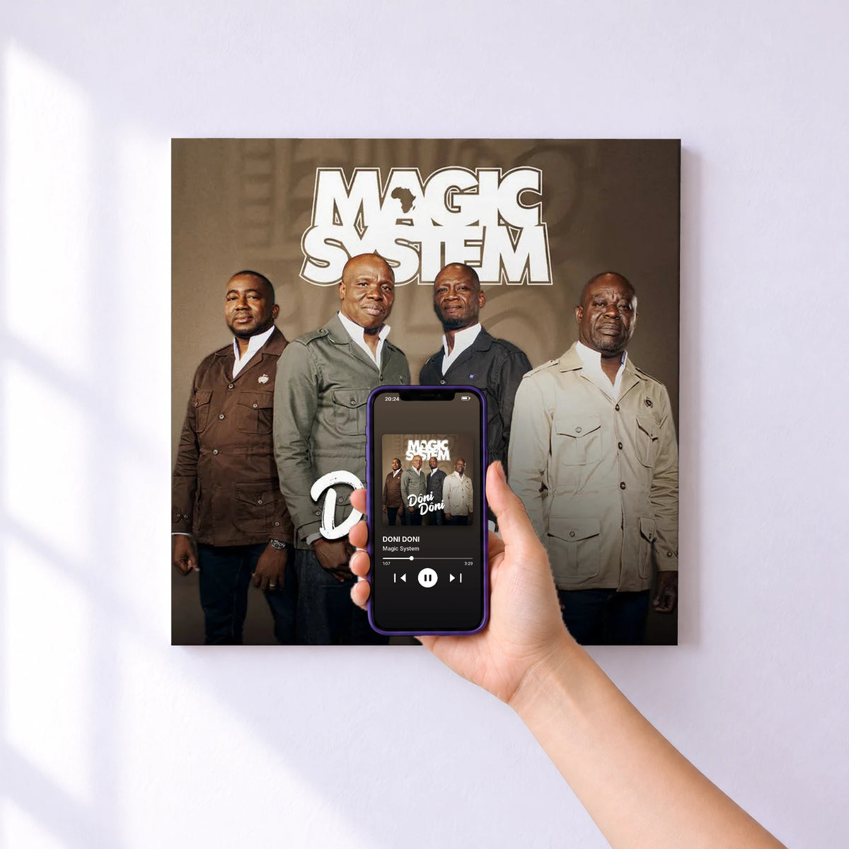 Affiche connectée DONI DONI de Magic System au mur : l'album se lance en approchant le téléphone