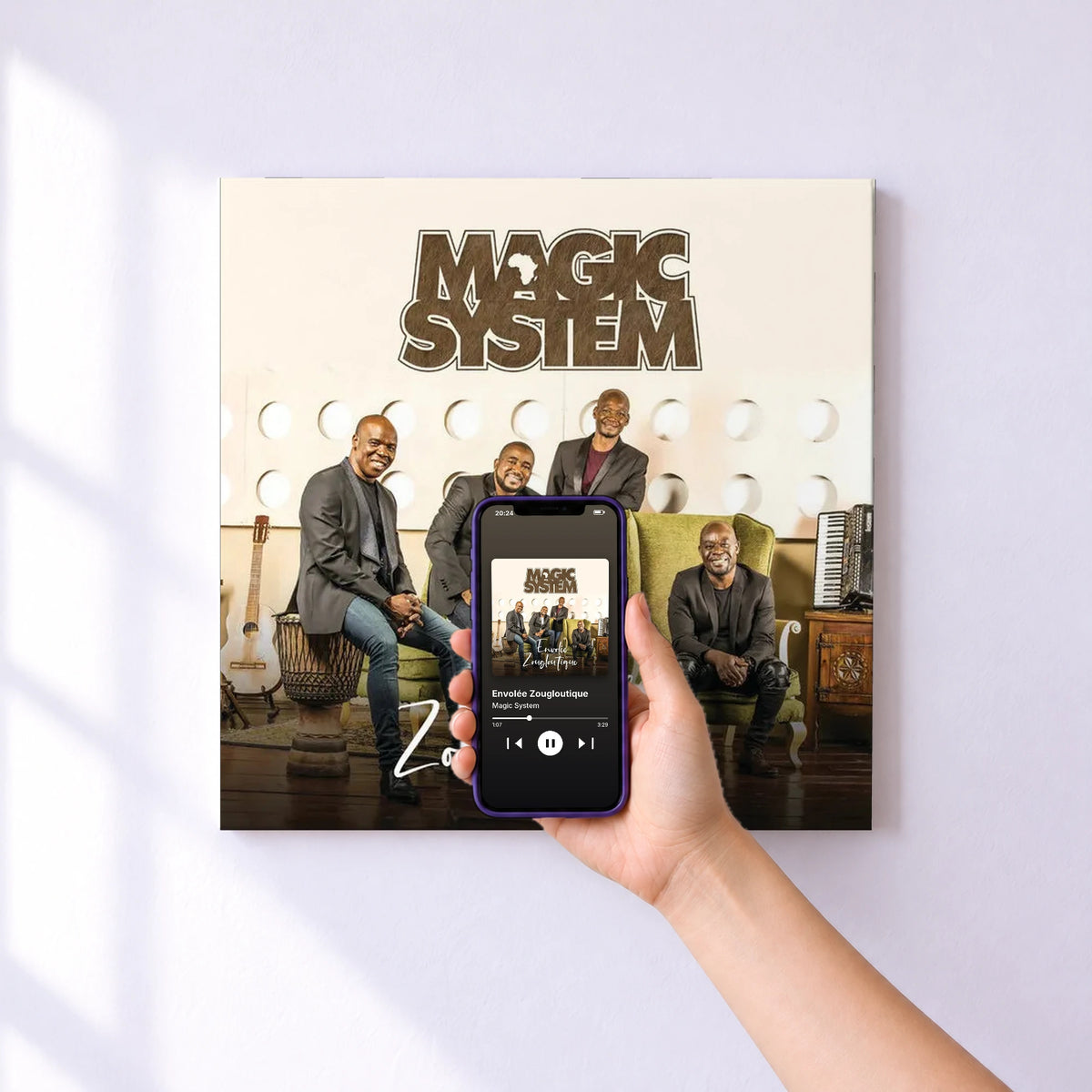 Affiche connectée Envolée Zougloutique de Magic System au mur : l'album se lance en approchant le téléphone
