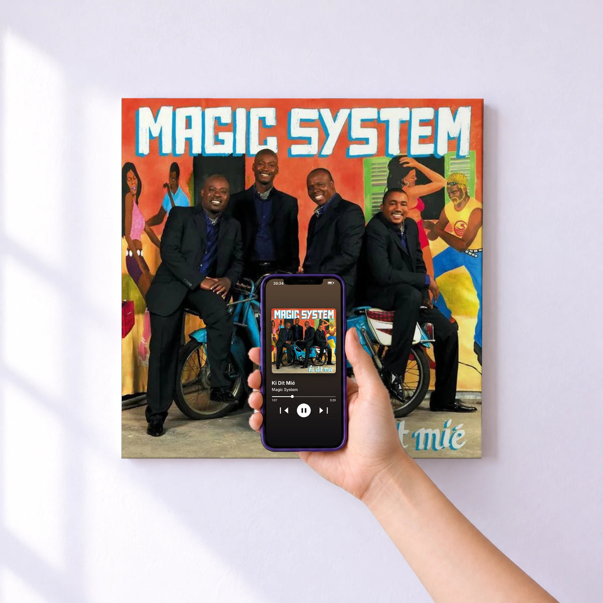 Affiche connectée Ki Dit Mié de Magic System au mur : l'album se lance en approchant le téléphone