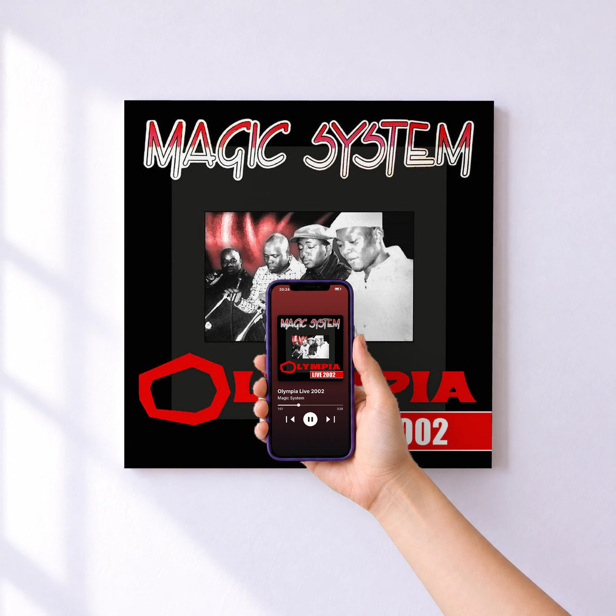 Affiche connectée Olympia Live 2002 de Magic System au mur : l'album se lance en approchant le téléphone