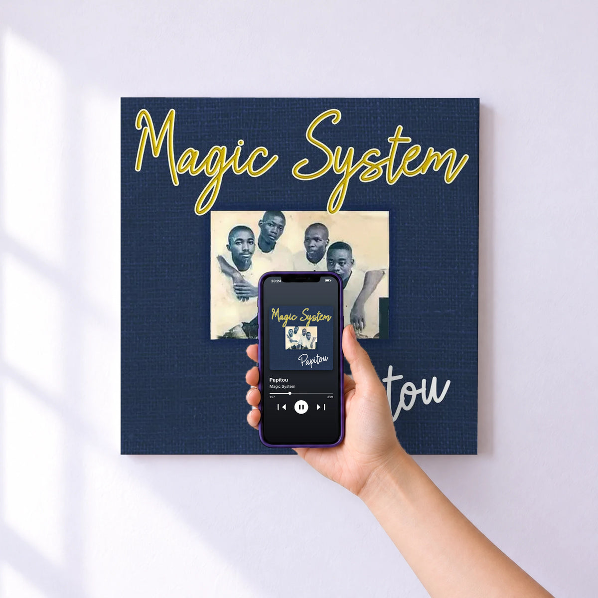 Affiche connectée Papitou de Magic System au mur : l'album se lance en approchant le téléphone