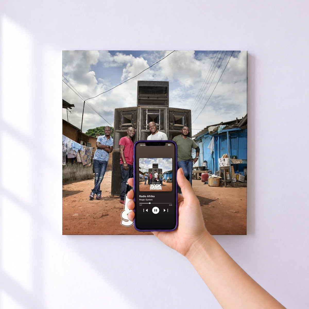 Affiche connectée Radio Afrika de Magic System au mur : l'album se lance en approchant le téléphone