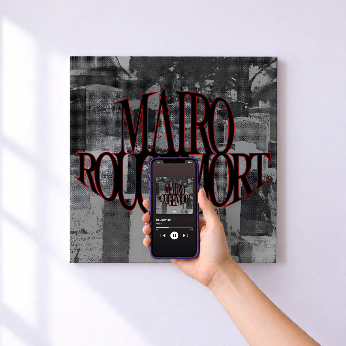 Affiche connectée Rougemort de Mairo au mur : l'album se lance en approchant le téléphone