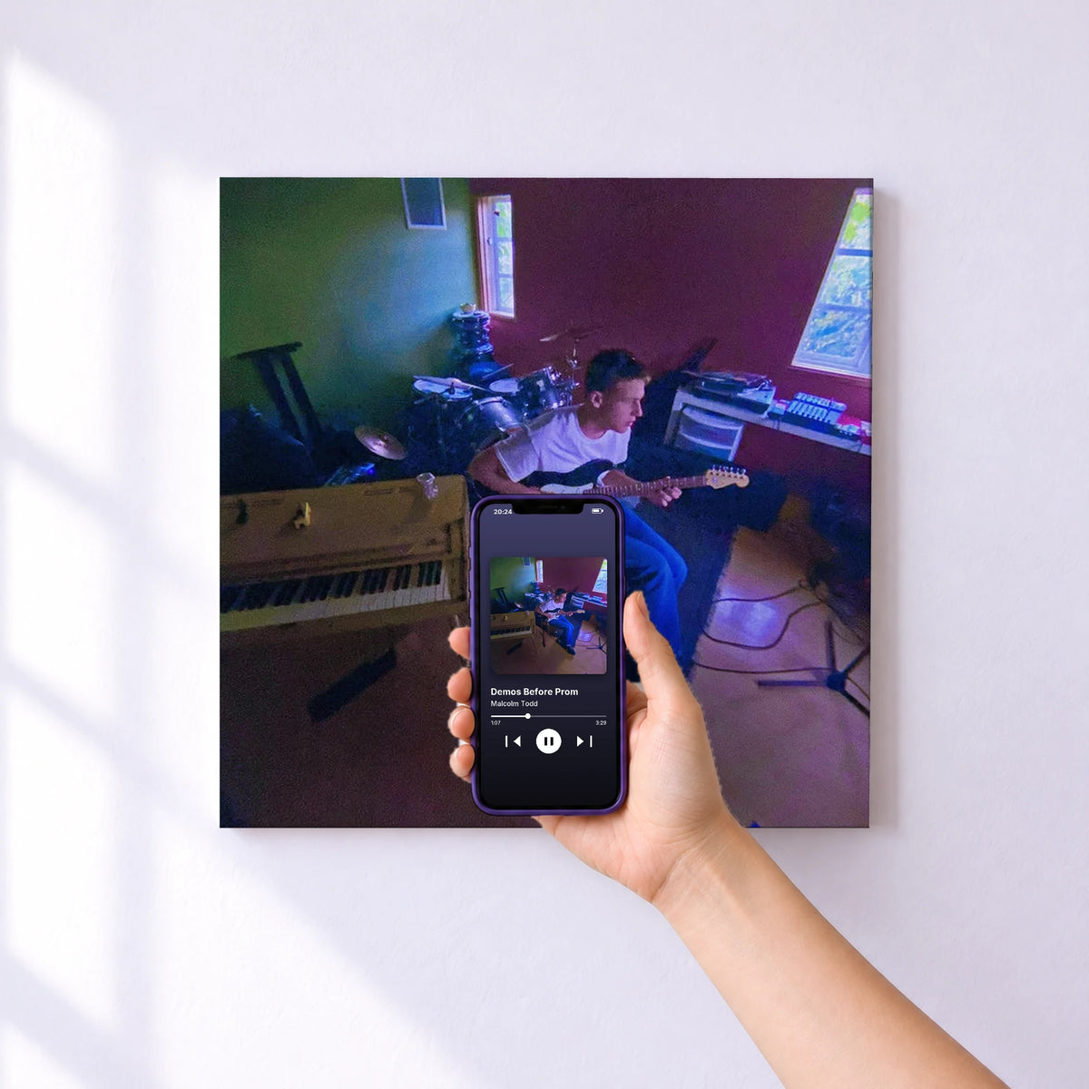 Affiche connectée Demos Before Prom de Malcolm Todd au mur : l'album se lance en approchant le téléphone
