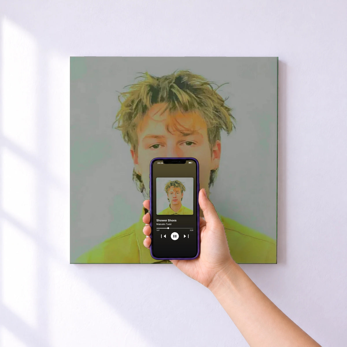 Affiche connectée Shower Shoes de Malcolm Todd au mur : l'album se lance en approchant le téléphone