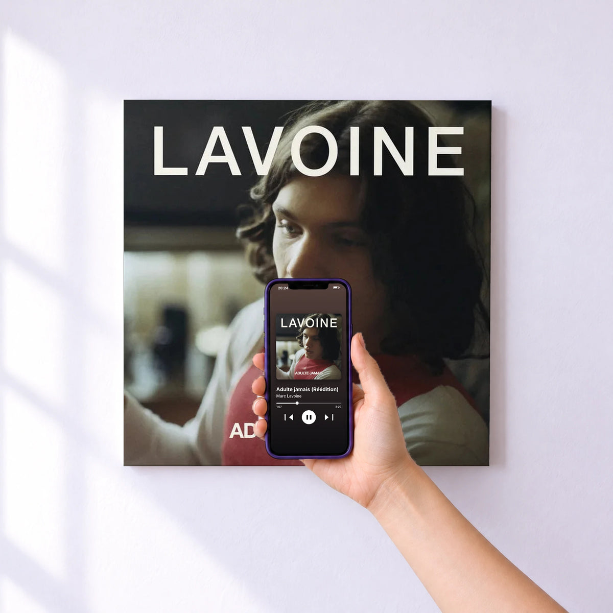 Affiche connectée Adulte jamais (Réédition) de Marc Lavoine au mur : l'album se lance en approchant le téléphone