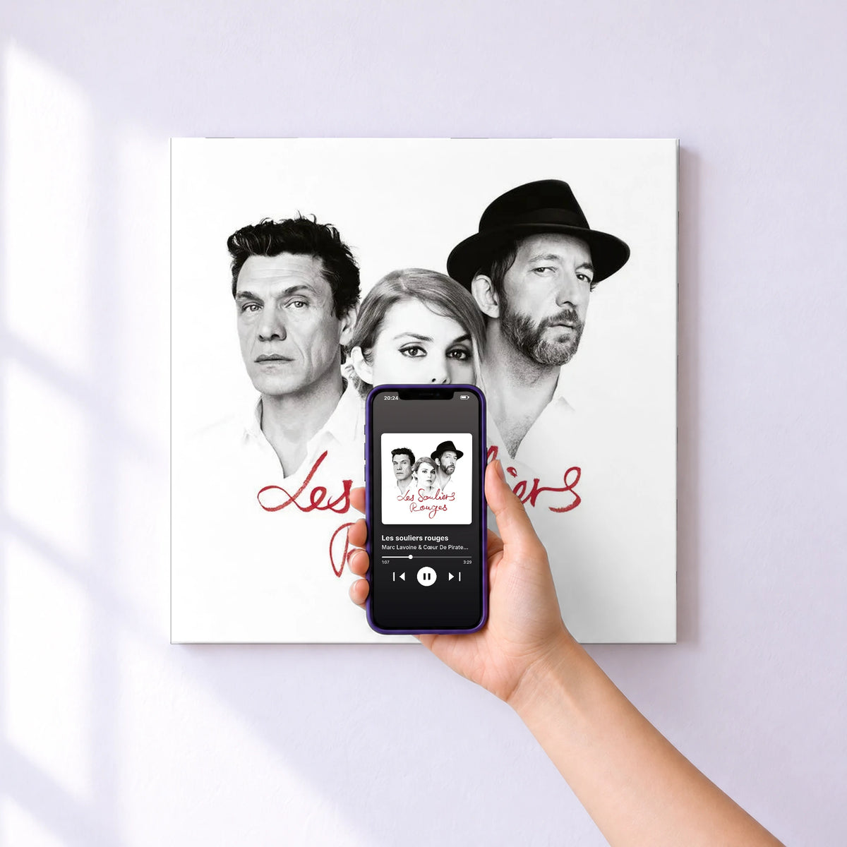 Affiche connectée Les souliers rouges de Marc Lavoine & Cœur De Pirate & Arthur H au mur : l'album se lance en approchant le téléphone