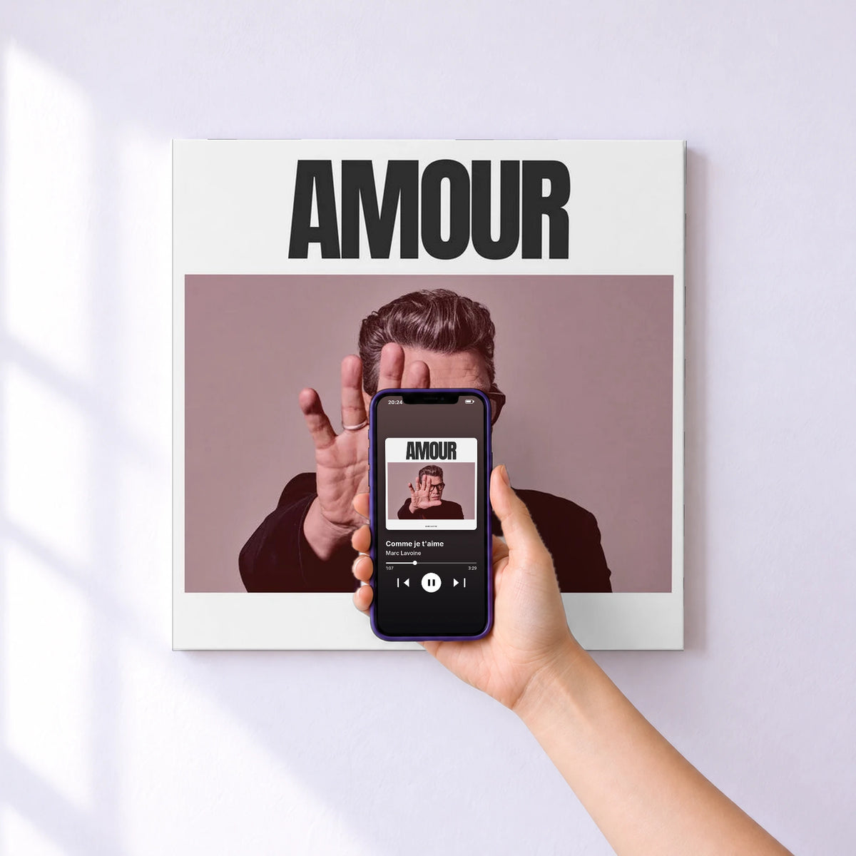 Affiche connectée Comme je t'aime de Marc Lavoine au mur : l'album se lance en approchant le téléphone